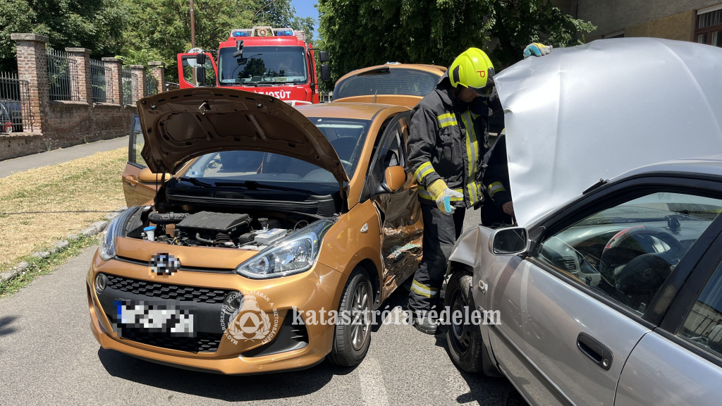 személyautók, tűzoltó, tűzoltóautó