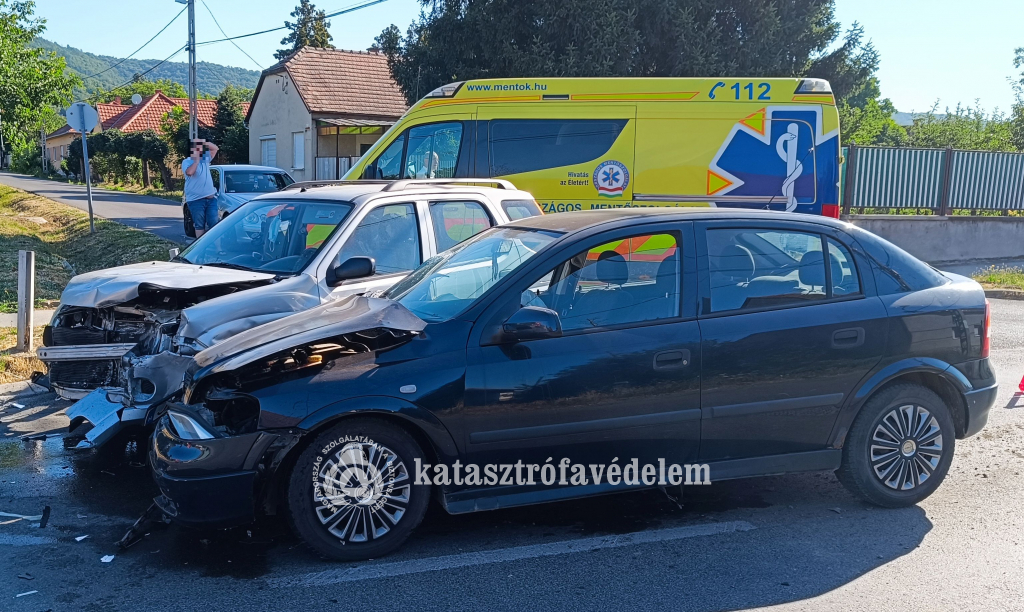 összeütközött autók, mögötte mentőautó