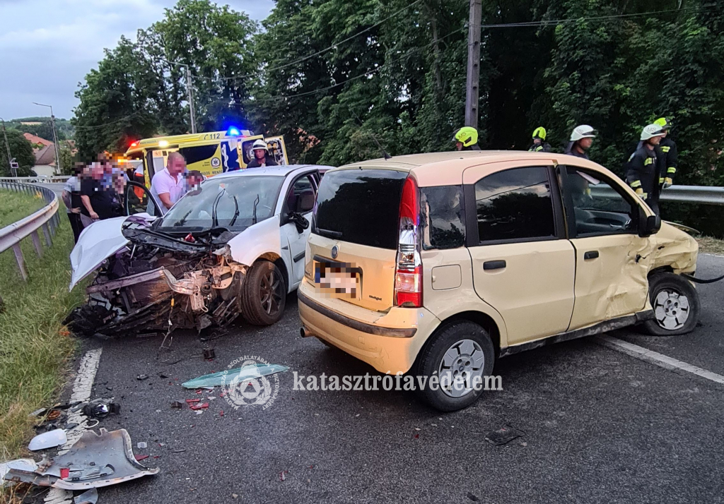 összeütközött autók, mögötte mentőautó, tűzoltók