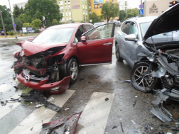 Pécsett, a Hungária úton két személyautó ütközött.