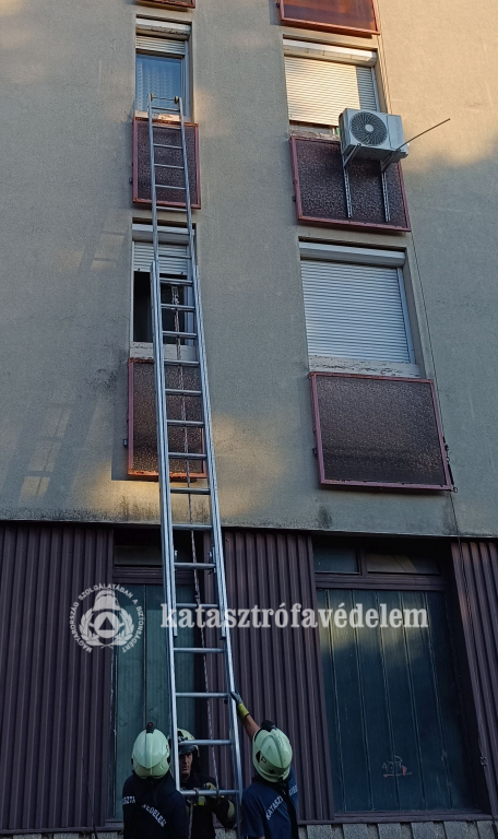 tűzoltók létrát helyeznek az ablakhoz