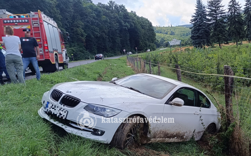 autó az árokban