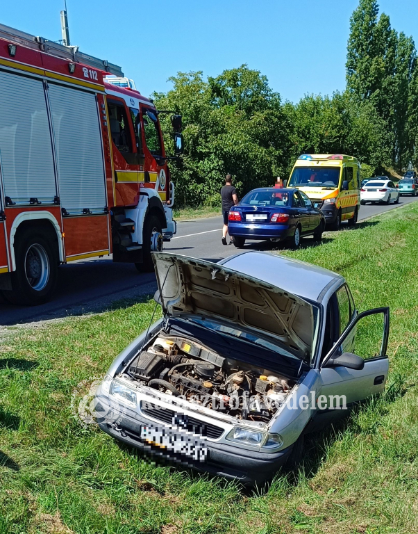 autó az árokban, mögötte tűzoltóautó