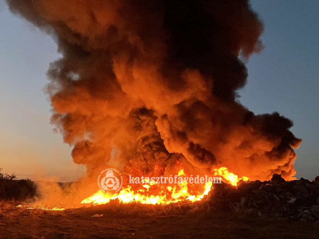 nagy füsttel égett a szeméthalom