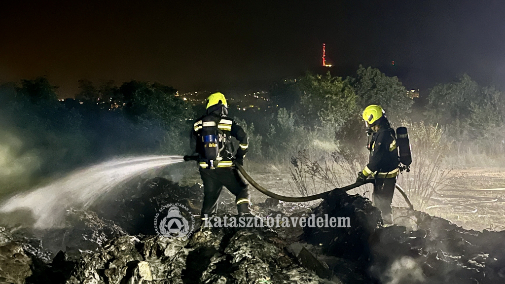 tűzoltók oltás közben