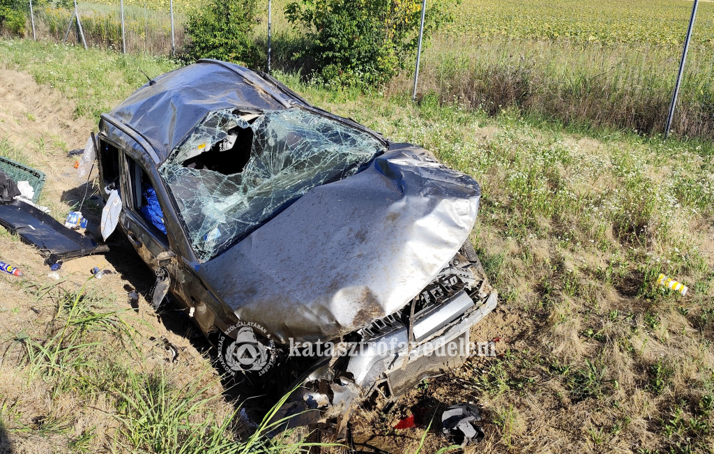 összeroncsolódott autó az árokban