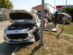 Szalántán egy benzinkúton álló autóba hajtott egy másik jármű.