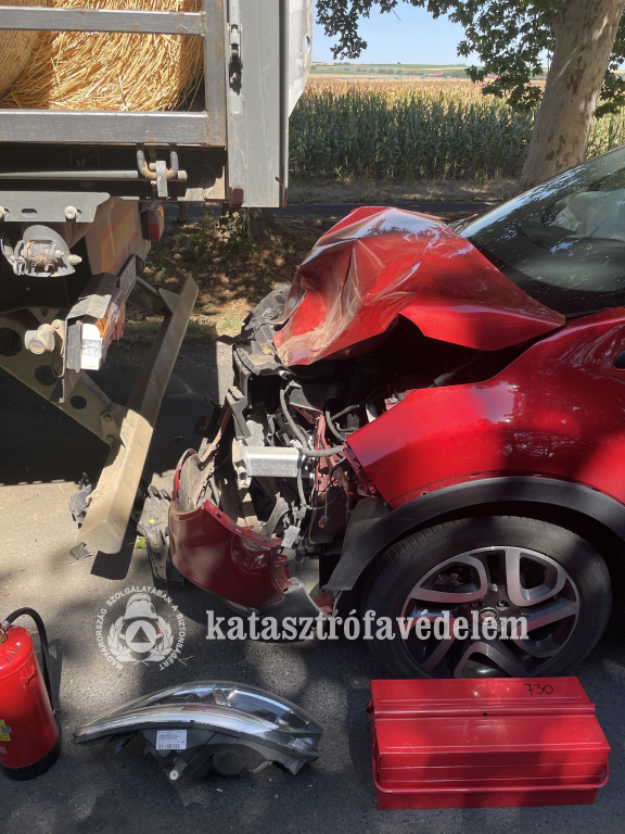 felgyűrődött motorháztető
