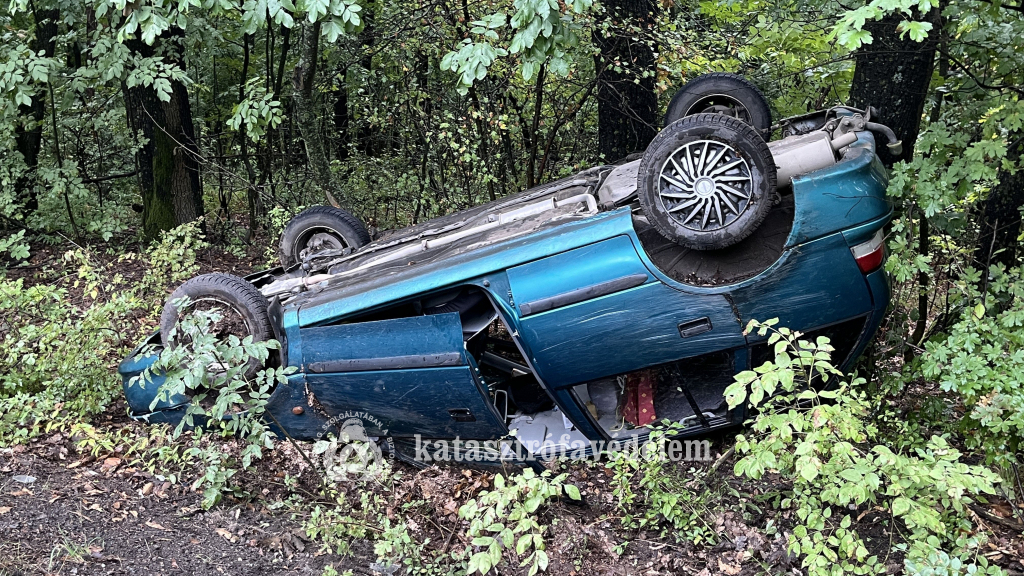 tetejére borult autó