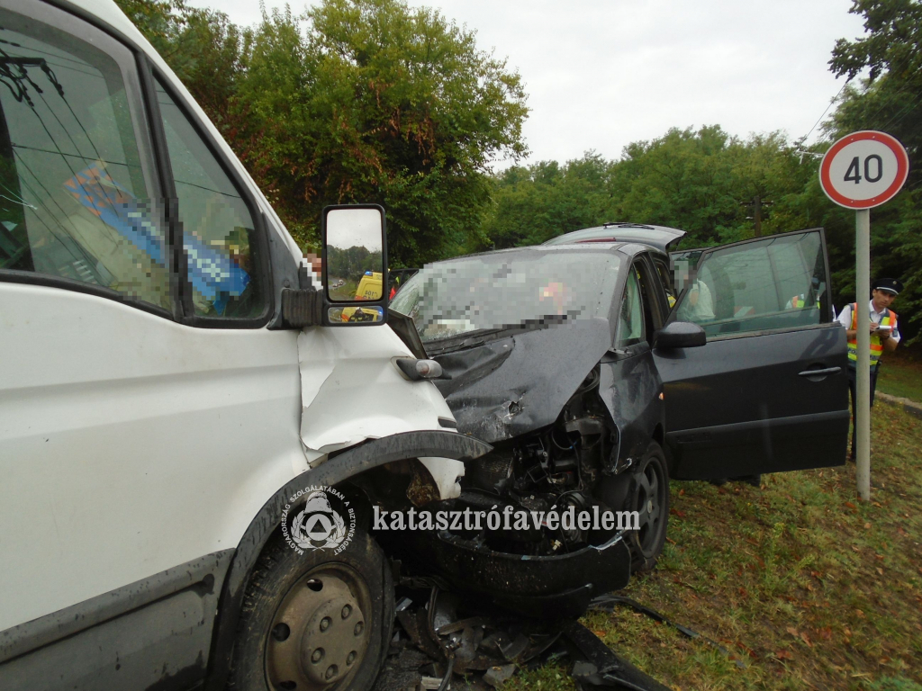 összeütközött autók