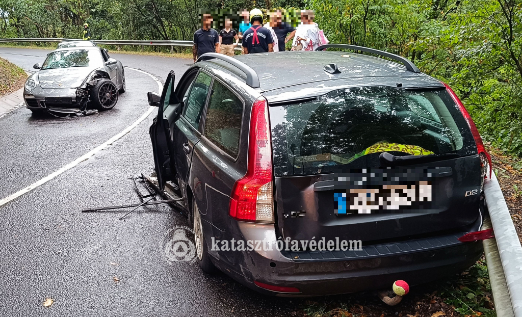 személyautók az út két szélén