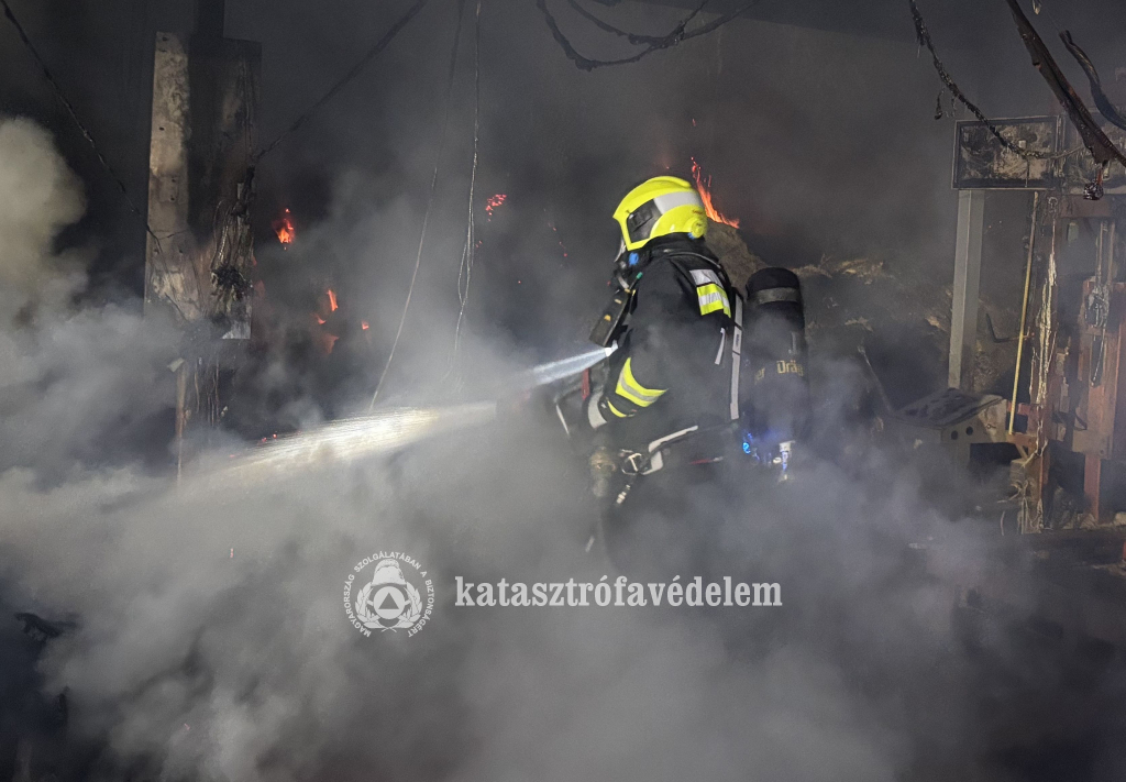 tűzoltó oltja a lángokat