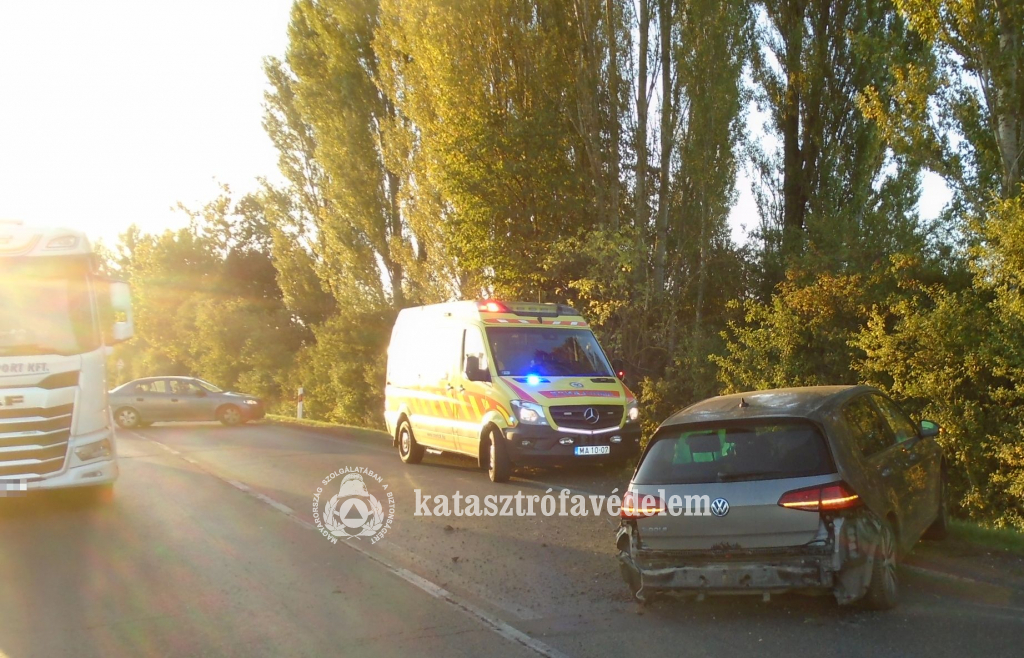 baleset helyszíne: személyautók, mentő és elhaladó teherautó