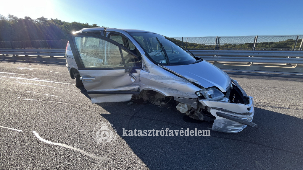 személyautó összetörve az autópályán