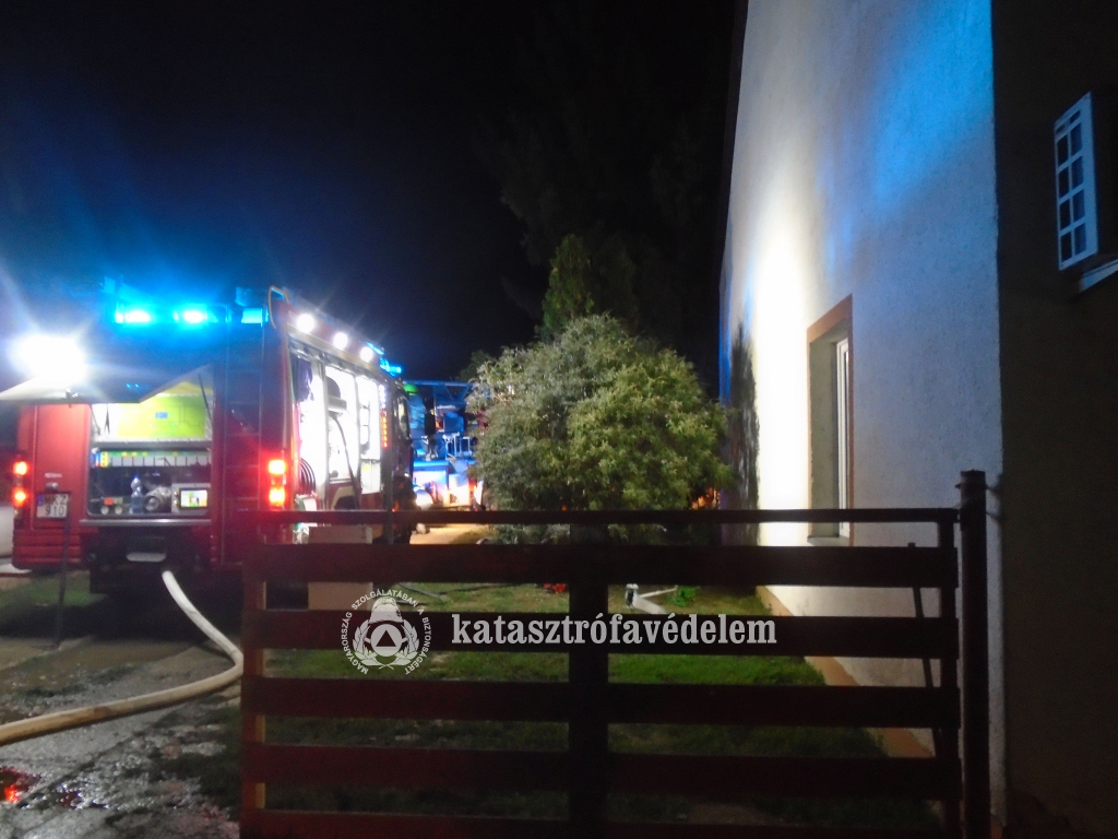 tűzoltóautók a ház előtt