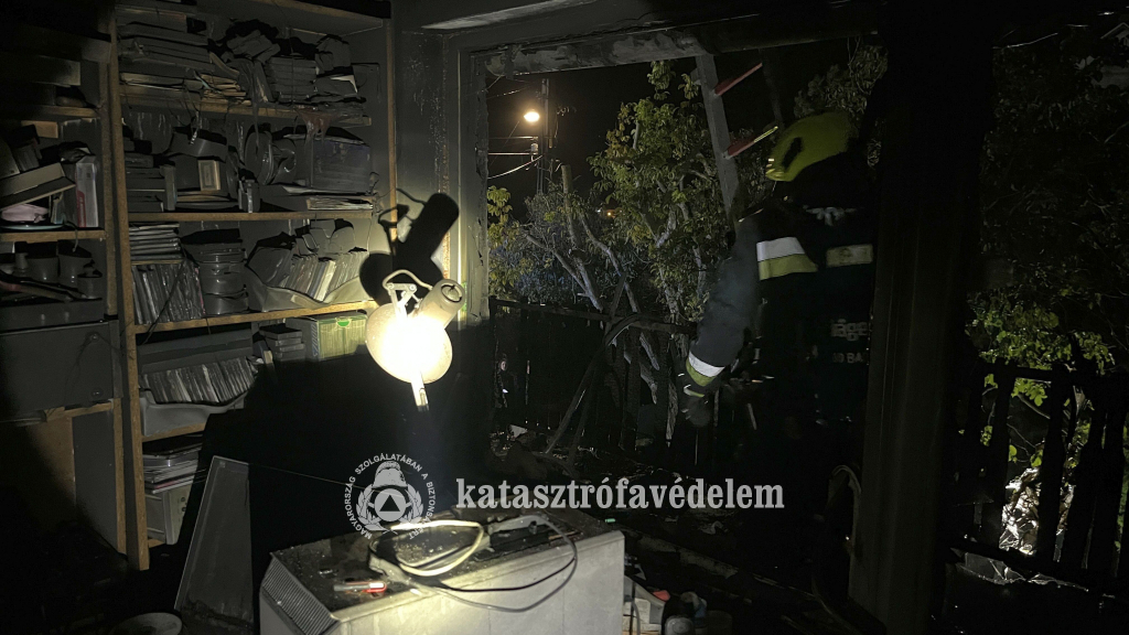kiégett, kormos szoba, tűzoltó