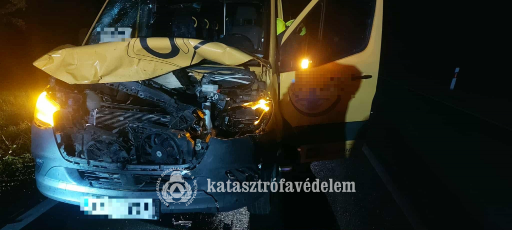 kisbusz, felgyűrődött motorháztetővel