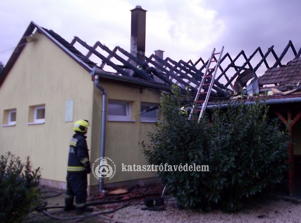 leégett háztető, tűzoltó