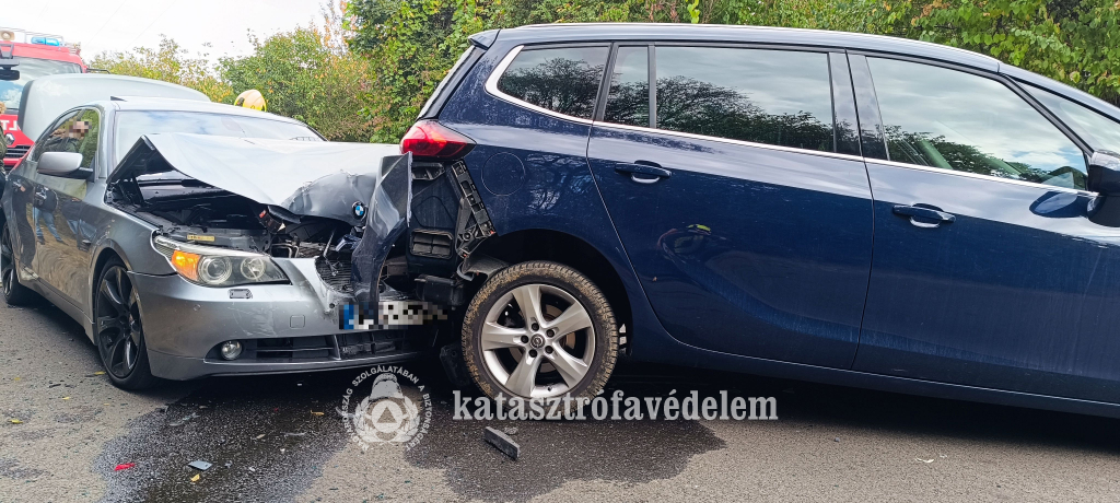 egymásba szaladt személygépkocsik
