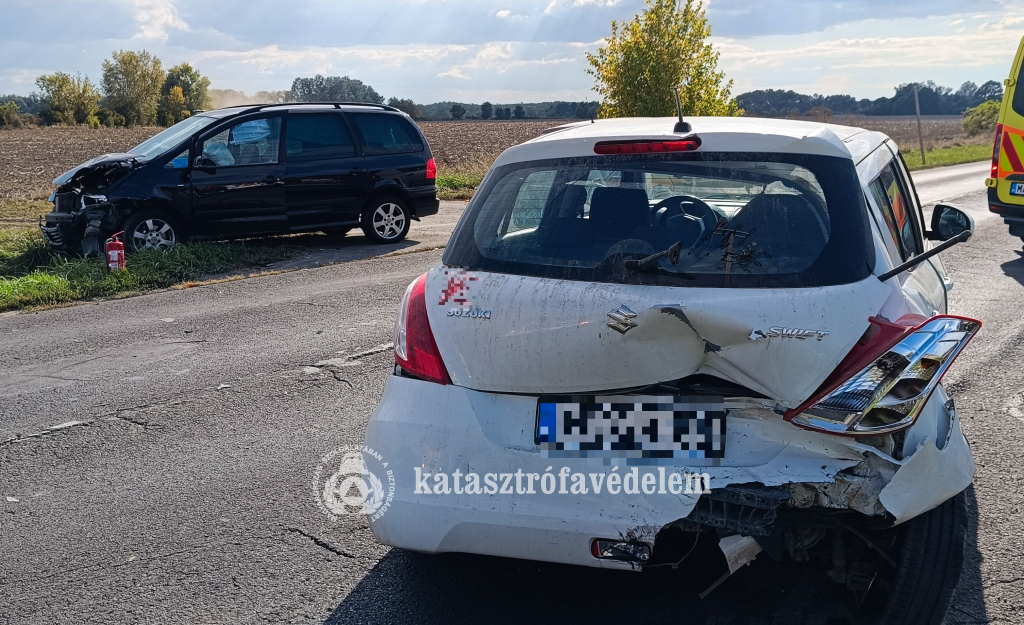 személyautók az úton