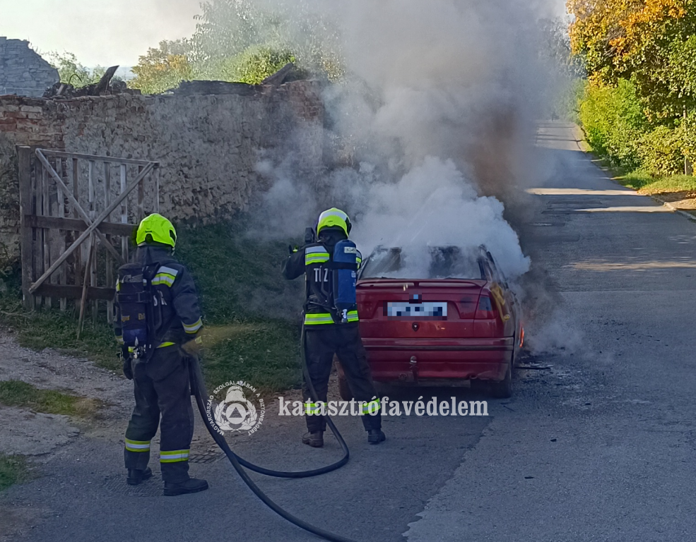 tűzoltók oltják az autót
