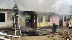 Pécsett egy sorház lakrészei égtek ki.