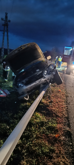 Egy autó felfutott a szalagkorlátra.