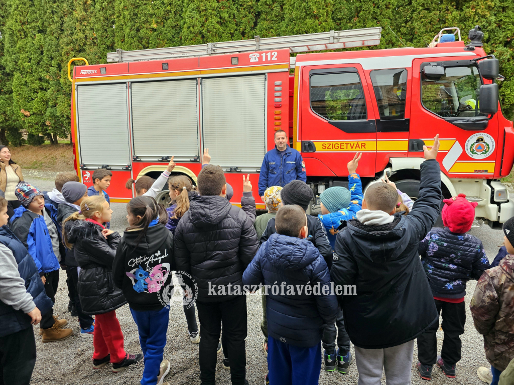 iskolások, tűzoltó
