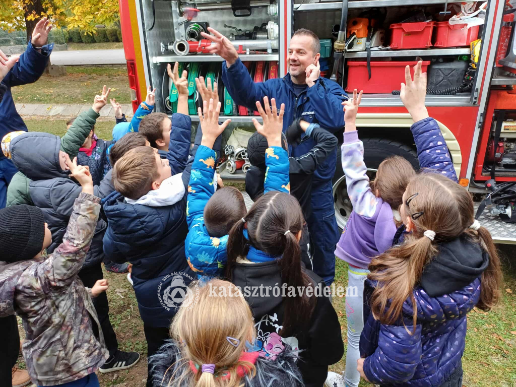 iskolások, tűzoltó