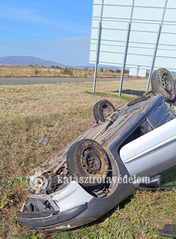 felborult autó