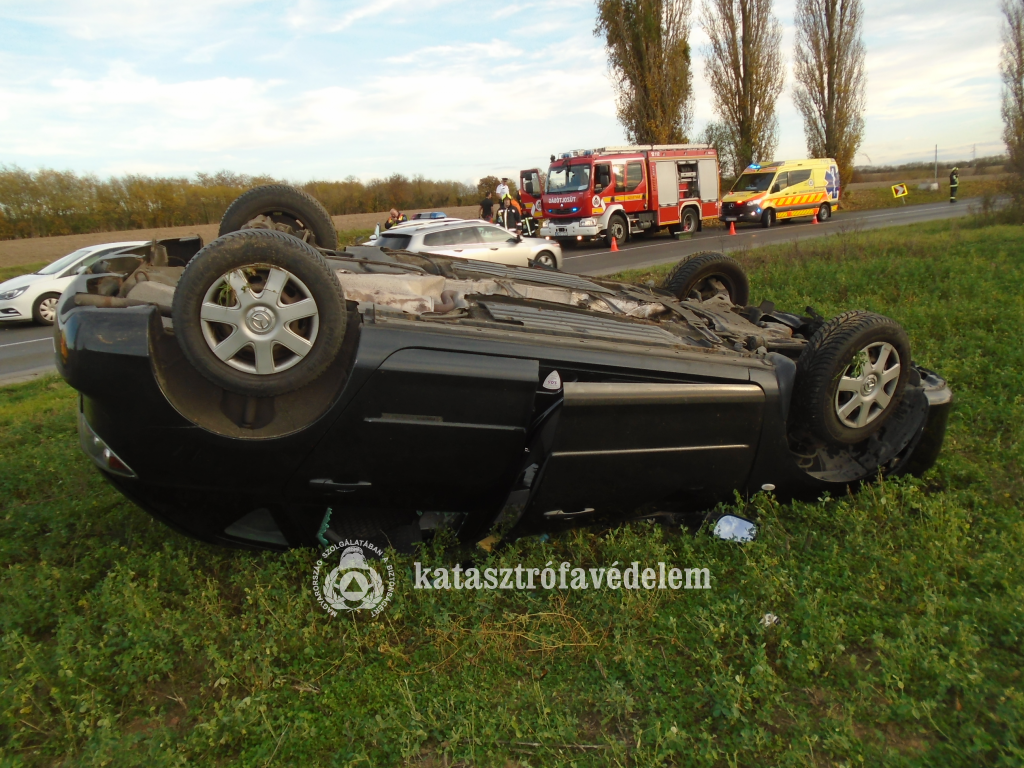 felborult autó