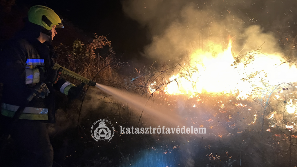 tüzet olt a tűzoltó