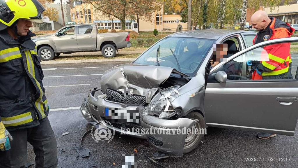 balesetben összetört személyautó, előtte tűzoltó, mellette mentős