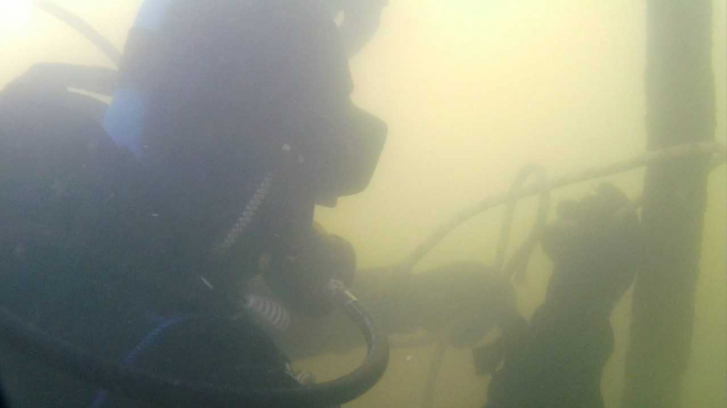 búvár a víz alatt