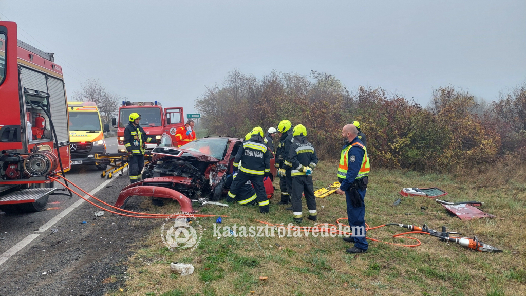 műszaki mentést végeznek a tűzoltók
