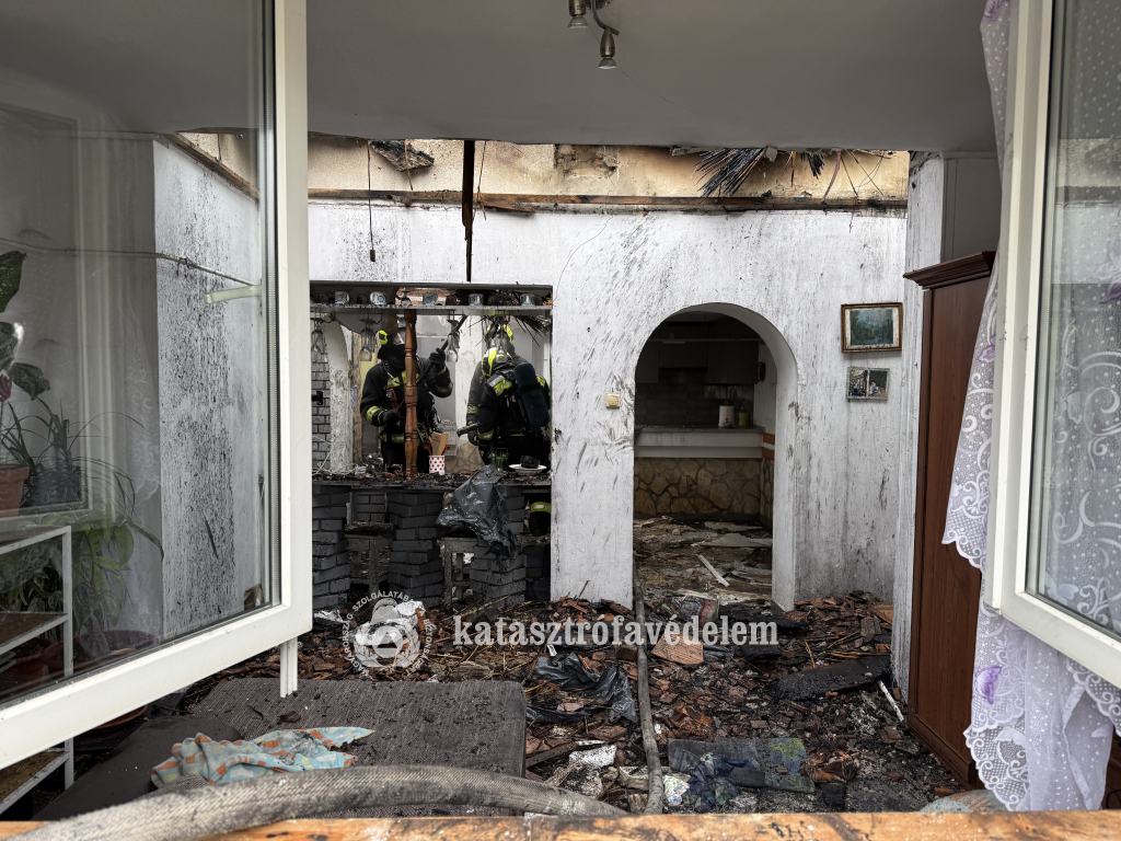 tűzoltók bontják a födémet