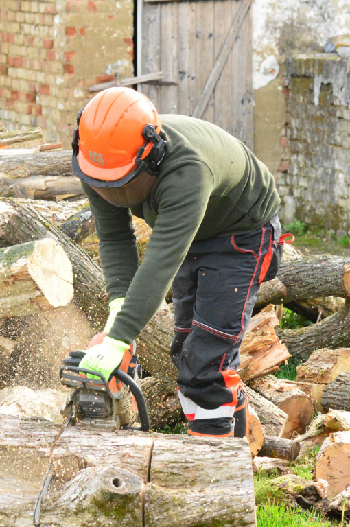fát darabol az önkéntes tűzoltó