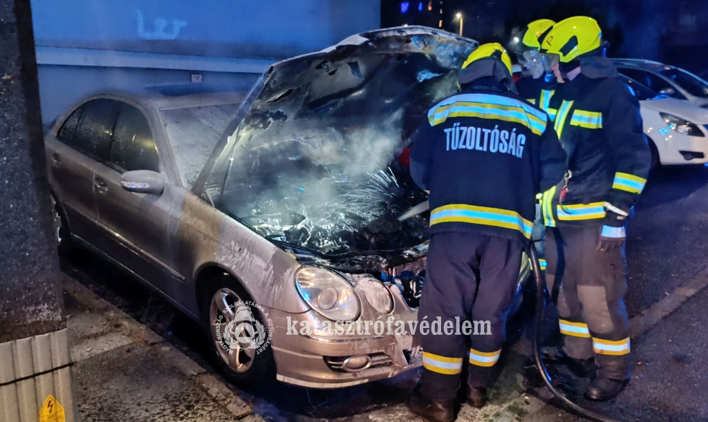 tűzoltók oltják a gépkocsit