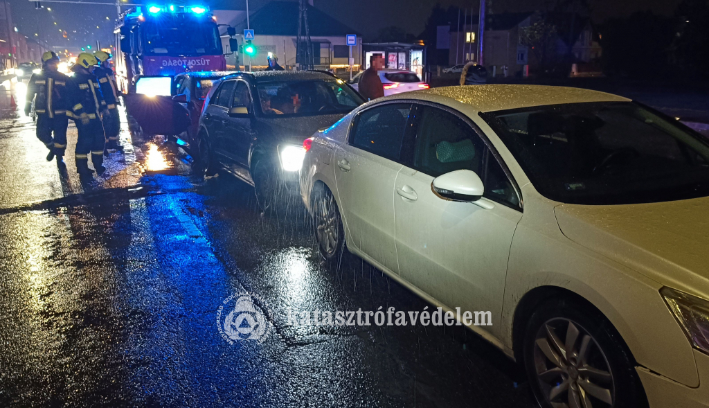 egymásba szaladt személyautók, mögöttük tűzoltók és tűzoltóautó
