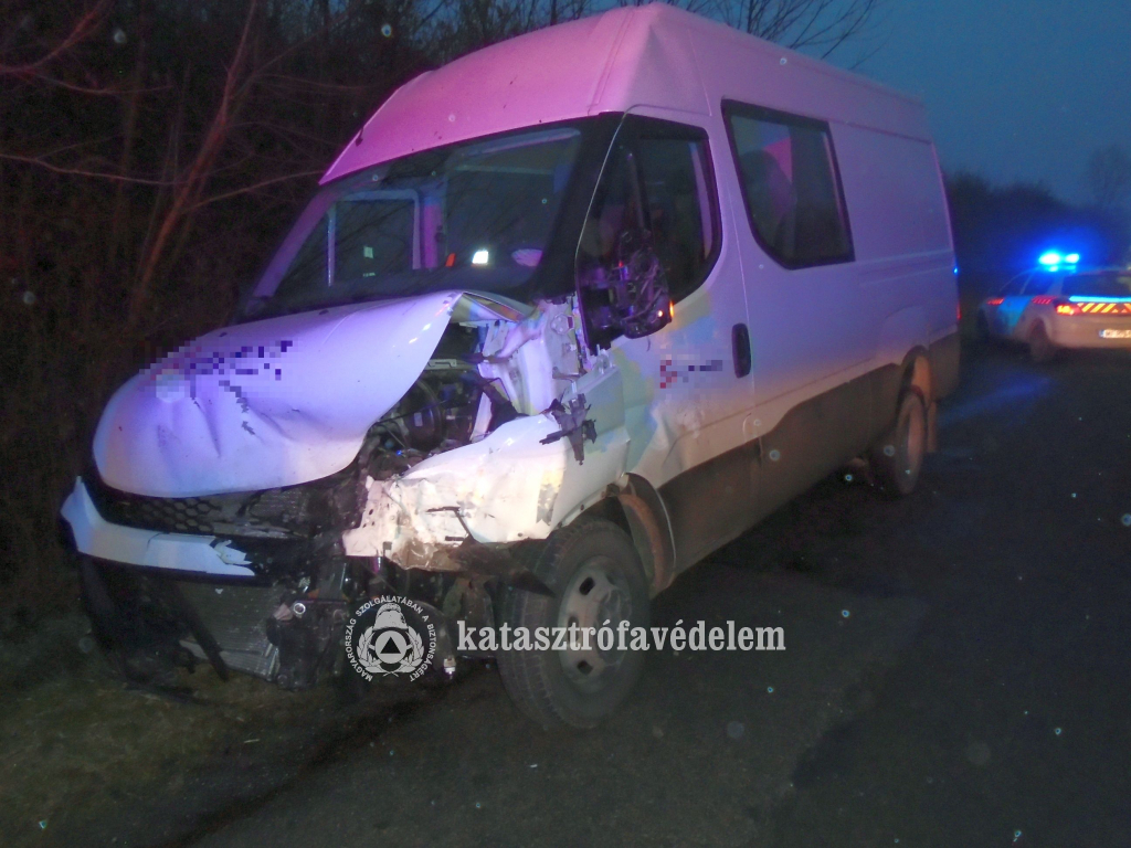 roncsolódott kisteherautó