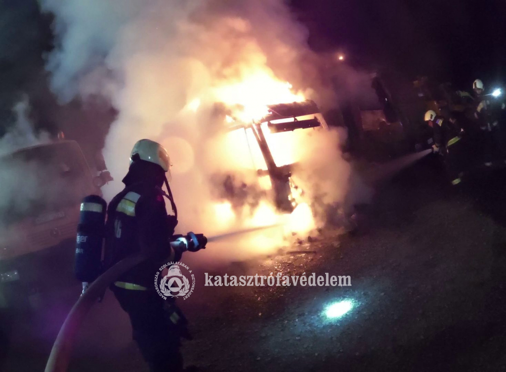 tűzoltók oltják az égő autót