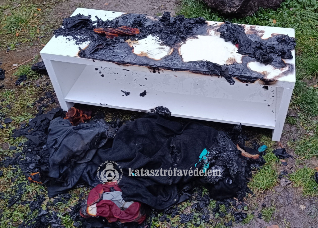 égett asztal és ruhaneműk