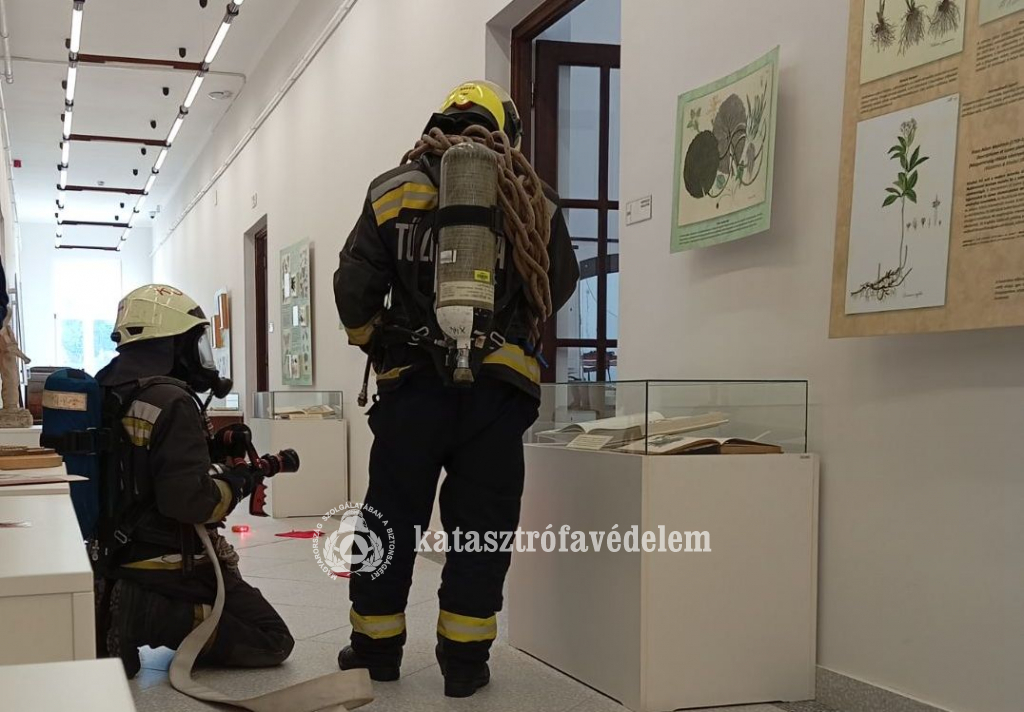 tűzoltók gyakorlat közben