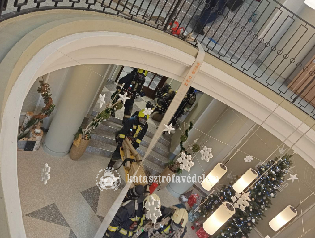tűzoltók az épületben