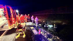 Az M60-as autópályán egy személyautó az árokba hajtott.