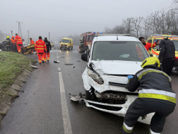 A kozármislenyi kereszteződésnél 3 személyautó ütközött.