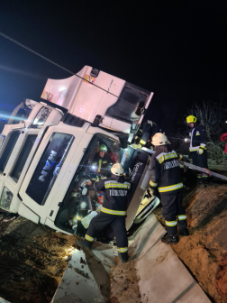 Lánycsóknál egy három méteres árokba sodródott egy kamion.