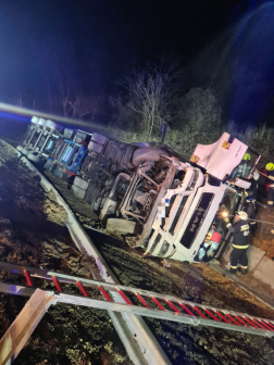 A kamion sofőrét a tűzoltók szabadították ki.