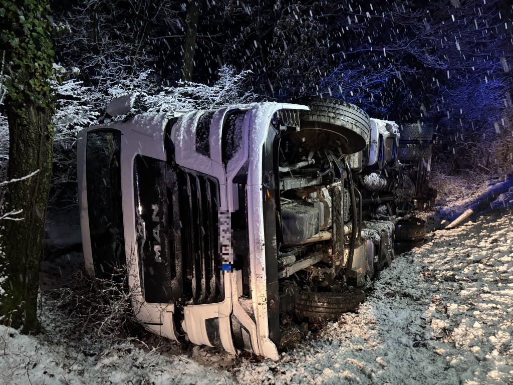 oldalára borult teherautó