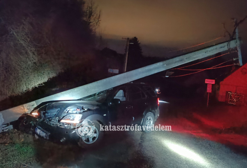 személyautóra dőlt oszlop